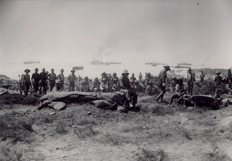 British troops ashore at Suvla Bay