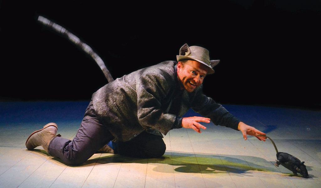 Puss In Boots, actor chasing a rat
