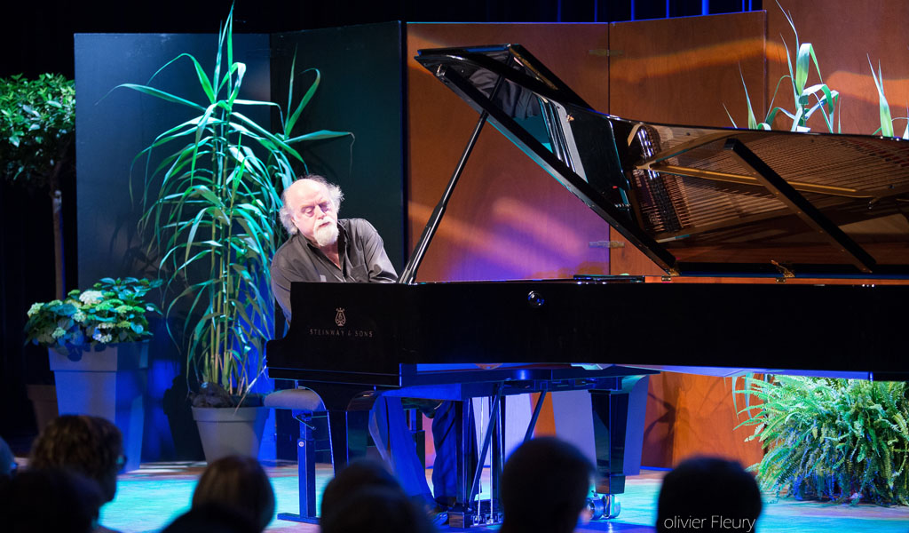 Peter Donohoe on stage with a grand piano
