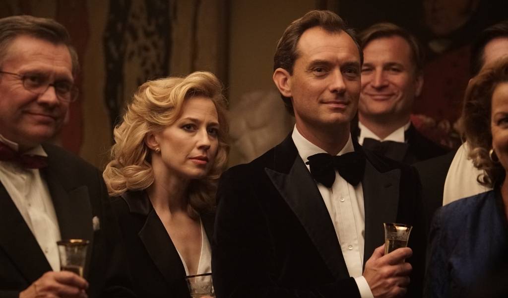 The Nest, Image - Jude Law and Carrie Coon stand as husband and wife at a black tie event