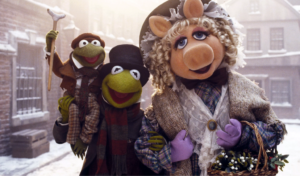 Miss Piggy, Kermit the Frog and Robin the Frog in Muppet Christmas Carol