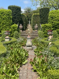 A garden with an ornament in the middle in the sunshine